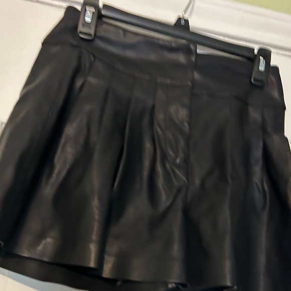 Blank NYC faux leather high waist pleated shorts sz 26 - Picture 4 of 12